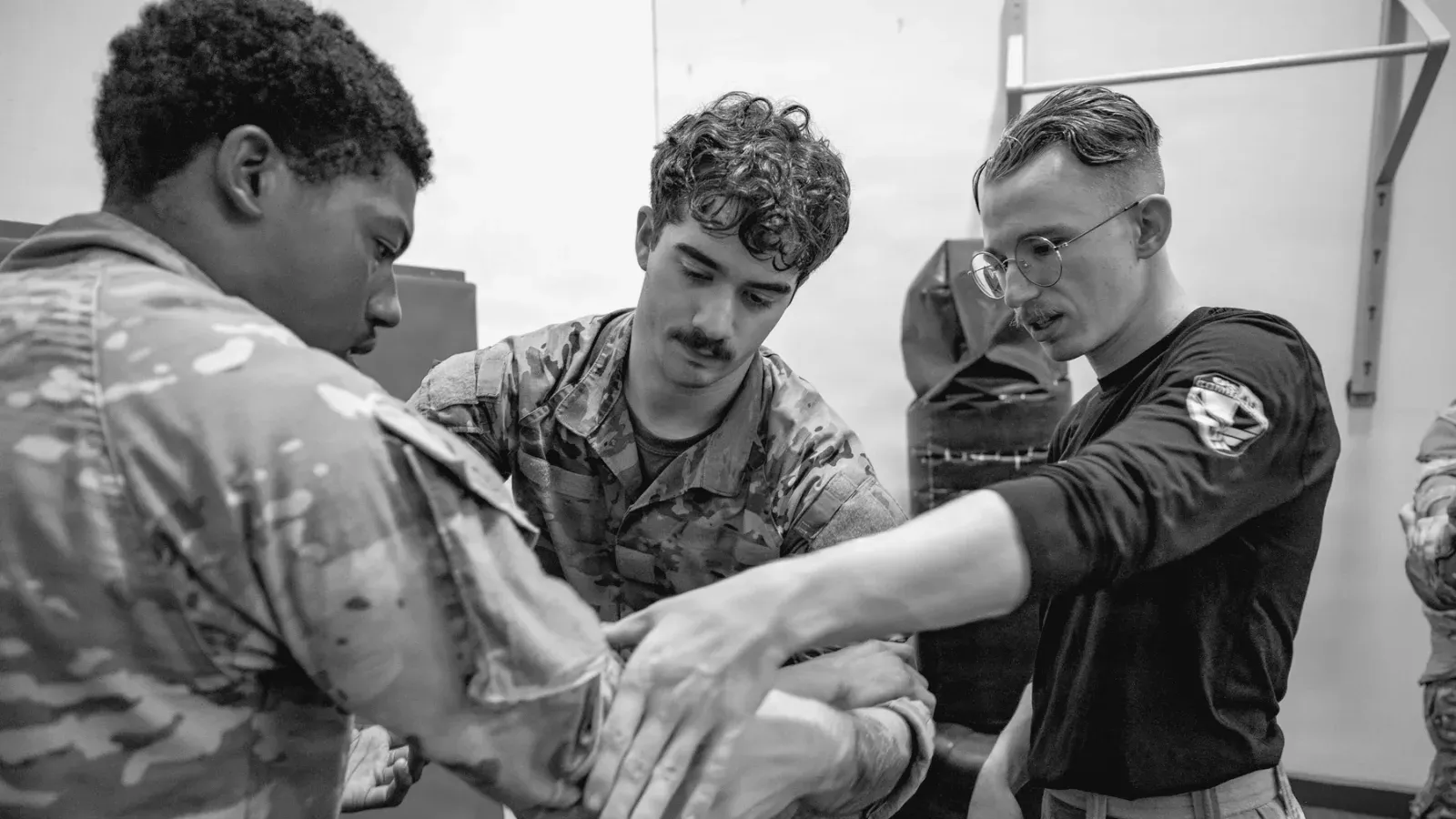 Brazilian Jiu Jitsu practitioners 374 sfs hosts combatives training while training on the mat.