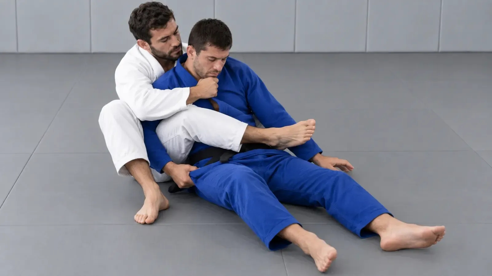 The far leg gripped while the collar is held, drawing the opponent’s body into the bow.